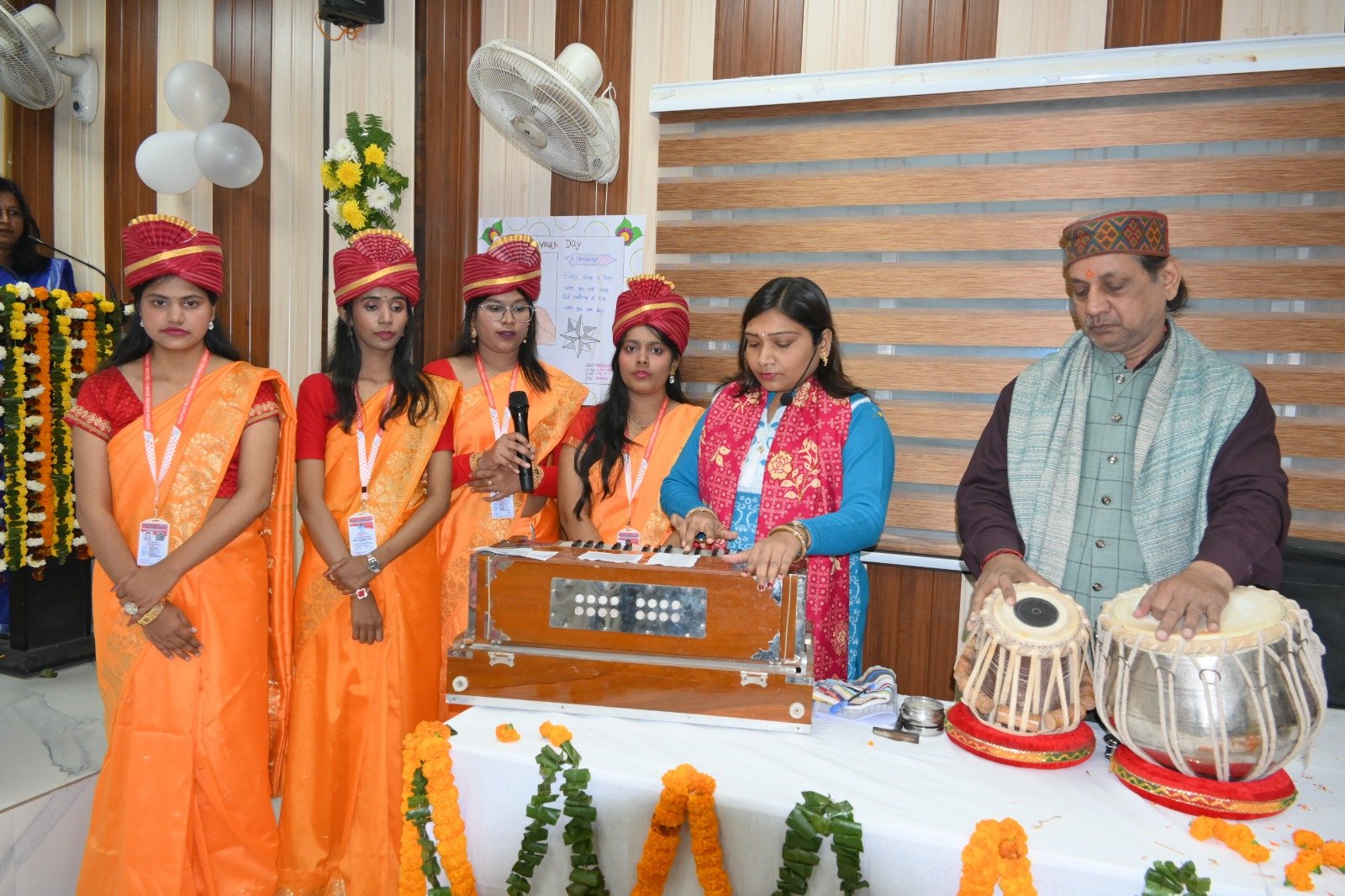 जीबीएम कॉलेज में एमयू के कुलपति प्रो. शशि प्रताप शाही ने किया स्वामी विवेकानंद एवं स्वर्गीय श्रीमती सावित्री महाजन की प्रतिमाओं का अनावरण