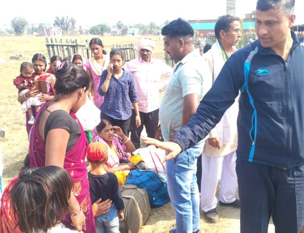 डुमरिया में बस दुर्घटना, एसएसबी जवानों की तत्परता से सभी यात्री सुरक्षित