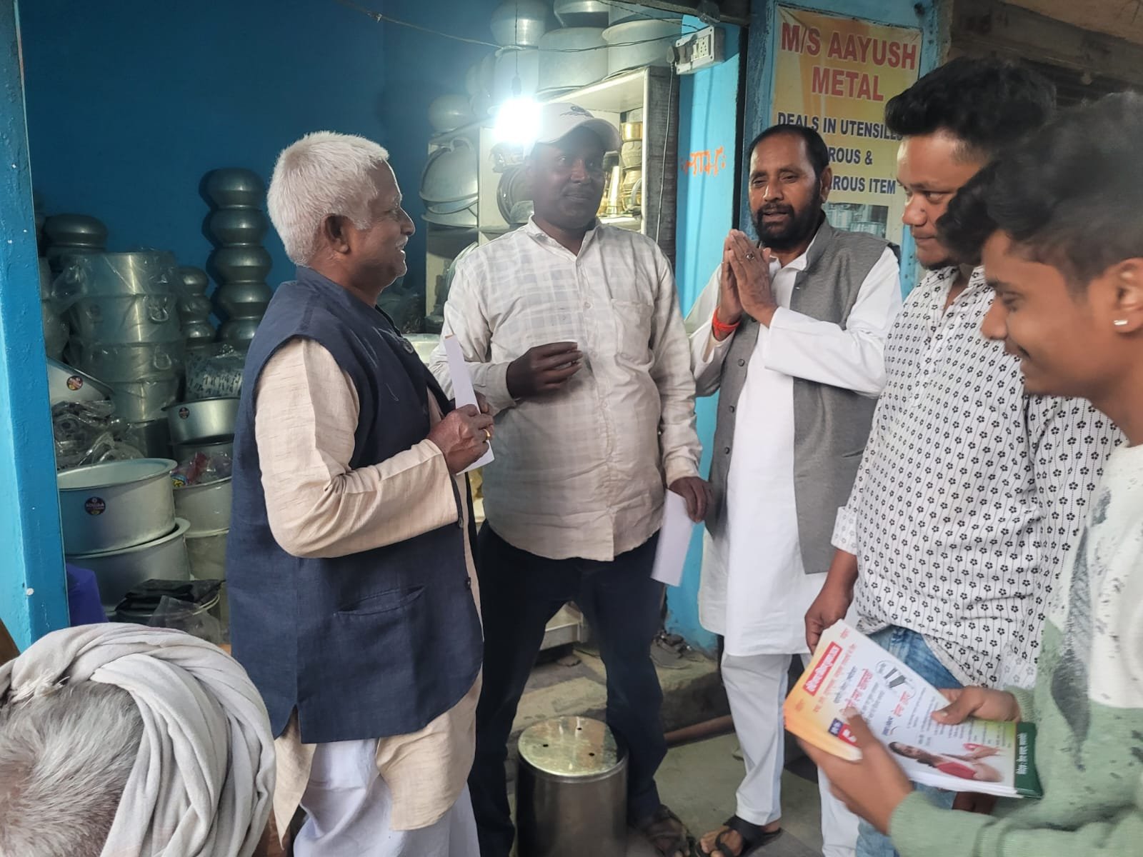 पूर्ववर्ती छात्र नेता दीपक लाल वार्ड 29 में कर रहे जनसंपर्क 